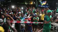 Suporter timnas Kamerun menyambut gembira keberhasilan timnya melaju ke babak perempat final Piala Afrika 2022 (Ibrahim YOUSSOUF / AFP)