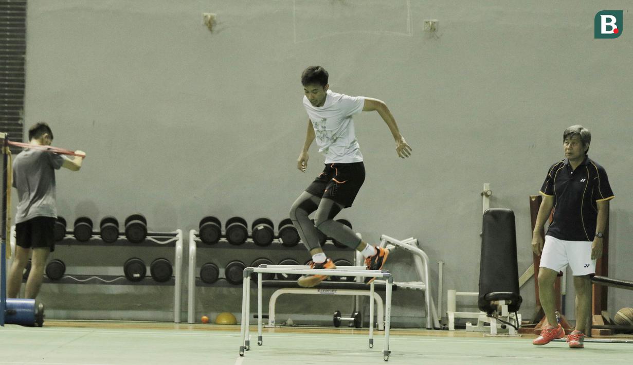 Pelatih Ganda Putra PBSI, Herry Iman Pierngadi, saat memantau latihan fisik di Pelatnas Bulutangkis, Cipayung, Jakarta, Senin (7/5/2018). Latihan tersebut untuk persiapan jelang Piala Thomas pada 20-27 Mei 2018 di Thailand. (Bola.com/M Iqbal Ichsan)