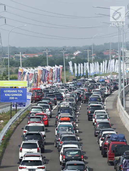 Kendaraan mengantre memasuki jalur fungsional tol Brebes-Batang, Jawa tengah, Rabu (21/6). Penutupan disebabkan menumpuknya kendaraan menuju jalur fungsional tol Brebes-Batang sehingga dialihkan lewat tol Brebes Timur. (Liputan6.com/Gempur M Surya)