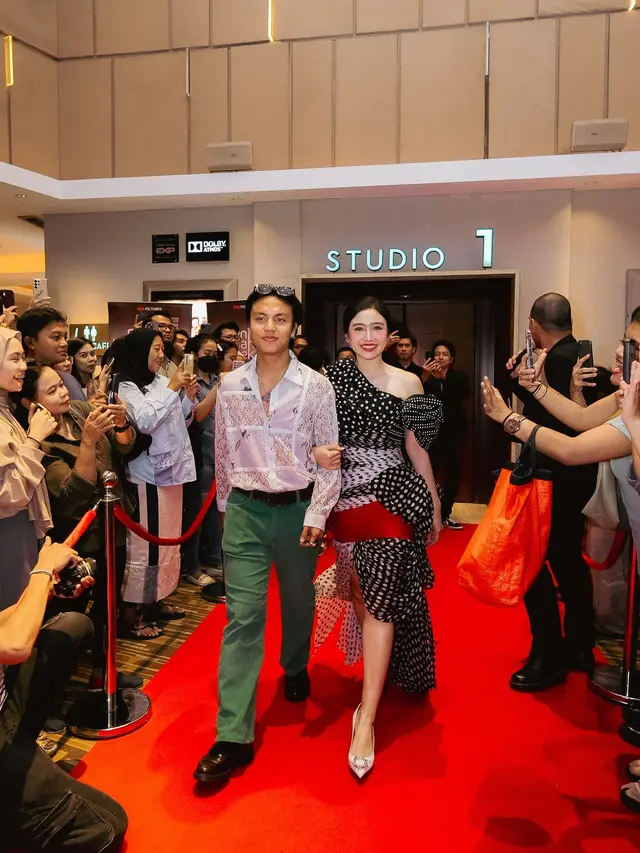 7 Potret Febby Rastanty di Gala Premier Film Seni Memahami Kekasih Ini Curi Perhatian
