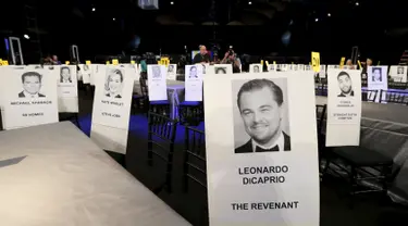 Deretan tempat duduk  disertai foto para selebriti dan tamu berjejer rapi jelang Screen Actors Guild Awards 2016 di Shrine Auditorium, Los Angeles, Jumat (29/1). 22nd Annual Screen Actors Guild Awards akan dimulai pada 30 Januari (REUTERS/Mario Anzuoni)