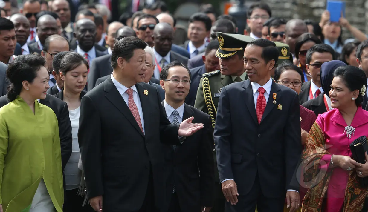 Presiden RI Joko Widodo (kedua kanan) berbincang dengan Presiden Tiongkok Xi Jinping saat berjalan bersama para kepala negara dari Asia dan Afrika menuju Gedung Merdeka saat peringatan KAA di Bandung, Jumat (24/4/2015). (Liputan6.com/Herman Zakharia)
