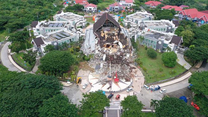 Foto udara gedung kantor Gubernur yang rusak akibat gempa bumi dengan magnitudo 6,2 di Mamuju, Sulawesi Barat, Minggu (17/1/2021). Badan Nasional Penanggulan Bencana (BNPB) melaporkan korban tewas gempa di Sulawesi Barat hingga 16 Januari pukul 20.00 WIB mencapai 56 orang. (ADEK BERRY/AFP)