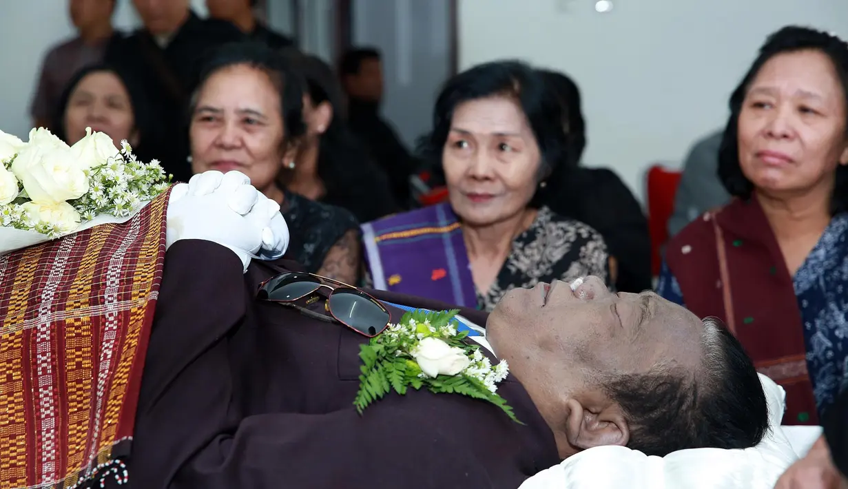 "Pesannya dia curhat. dia gak pernah dapat royalti apapun. Itu pesan beliau sebelum sakit," kata Ari Kusmiran di Rumah Duka RS Fatmawati, Jakarta Selatan, Kamis (25/8). (Deki Prayoga/Bintang.com)