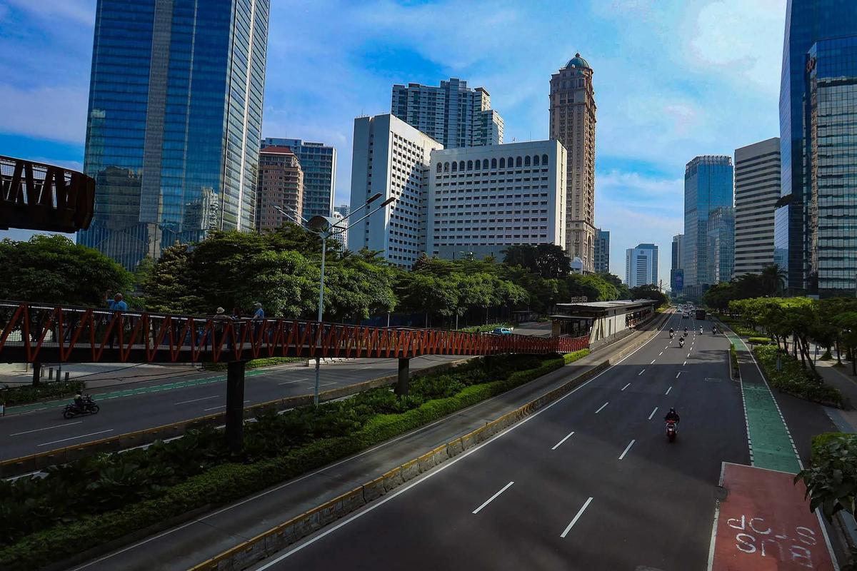 FOTO: Ibukota Jakarta Sepi di Bawah Langit Biru