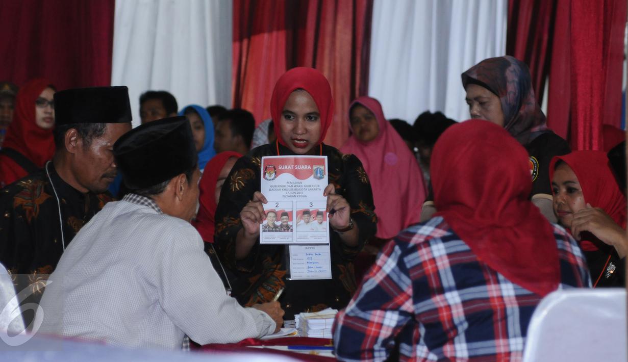 Petugas KPPS melakukan penghitungan ulang surat suara Pilkada DKI Jakarta putaran 2 di TPS 027, Kebagusan, Jakarta, Rabu (19/4). Pasangan Basuki Tjahaja Purnama-Drajot Sjaiful Hidayat kalah 252-292. (Liputan6.com/Helmi Fithriansyah)