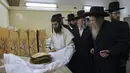 Yahudi Ultra-Ortodoks menyiapkan matzoh spesial di sebuah toko roti di Ashdod, Israel, 11 April 2022. Matzoh adalah roti tradisional tidak beragi yang dibuat untuk Paskah. (AP Photo/Tsafrir Abayov)