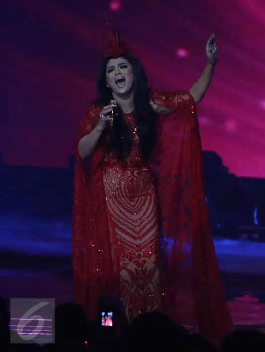 Penampilan memukau Diva Tanah Air, Krisdayanti pada malam puncak HUT 26 SCTV di Istora Senayan, Jakarta, Rabu (24/8). Penampilan diva 41 tahun itu makin berkelas dengan diiringi alunan orkestra Erwin Gutawa. (Liputan6.com/Herman Zakharia)