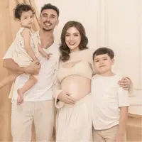 Jessica Iskandar baru saja memamerkan potret maternity bersama keluarga lengkapnya. [Foto: Instagram/ Jessica Iskandar]