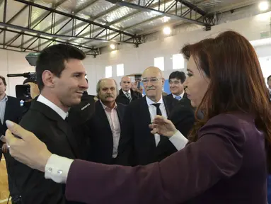 Presiden Cristina Fernandez de Kirchner menyambut Lionel Messi dengan pelukan di Buenos Aires, Senin (14/7/14). (REUTERS/Argentine Presidency)