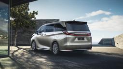 Bagian buritan masih mengandalkan model MPV boxy. Lampunya memiliki napas desain serupa dengan pendahulunya yang menyambung dari kiri ke kanan. Kaca baris ketiga menyambung dengan kaca belakang memberikan aksen floating roof. (Source: Lexus via caranddriver.com)