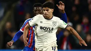 Gelandang West Ham United asal Portugal bernomor punggung 18, Mateus Fernandes, berlari membawa bola selama pertandingan Liga Inggris antara Crystal Palace dan West Ham United di Selhurst Park, London selatan, pada 20 April 2026. (Henry NICHOLLS/AFP)