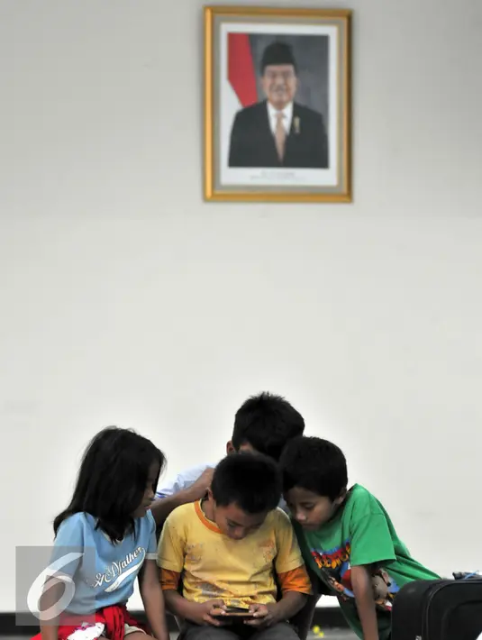 Anak dari eks Gafatar saat berada di rumah penampungan Panti Sosial Bina Insan (PSBI), Cipayung, Jakarta, Sabtu (23/1/2016). Ratusan eks Gafatar itu akan menjalani proses rehabilitasi.  (Liputan6.com/Yoppy Renato)