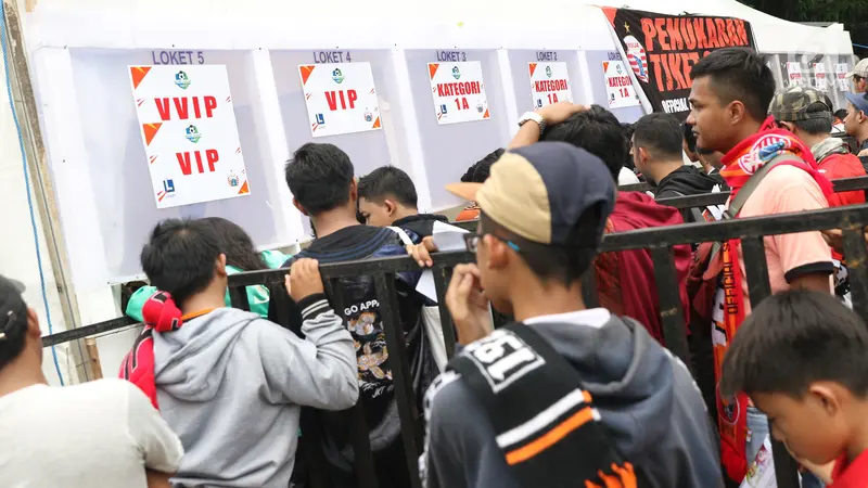 Suporter Persija Padati Lokasi Penukaran Tiket