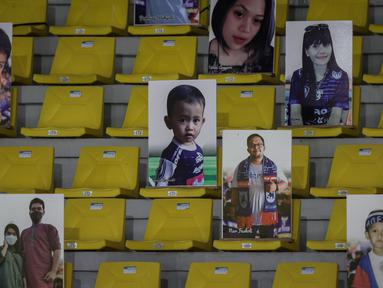 Sejumlah papan berwajah para fans Arema FC terlihat saat laga pekan kesebelas BRI Liga 1 2021/2022 antara Arema FC melawan Persebaya Surabaya di Stadion Manahan, Solo, Sabtu (06/11/2021). (Bola.com/Bagaskara Lazuardi)