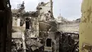 Pemandangan teater Mariupol yang rusak selama serangan di Mariupol, di wilayah di bawah pemerintahan Republik Rakyat Donetsk, Ukraina timur, Senin, 4 April 2022. Gedung teater Mariupol dikabarkan dihantam oleh Rusia dengan bom  pada 16 Maret 2022 lalu. (AP Photo/Alexei Alexandrov)