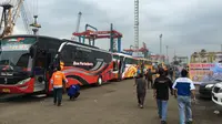 Puluhan bus yang disediakan IPC untuk membawa pemudik dari Tanjung Priok, Jakarta Utara. (Liputan6.com/Muslim AR)