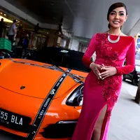 Hayooo kalian lebih memilih Bella Shofie atau mobil mewah yang ada di belakangnya? (Wimbarsana/Bintang.com)