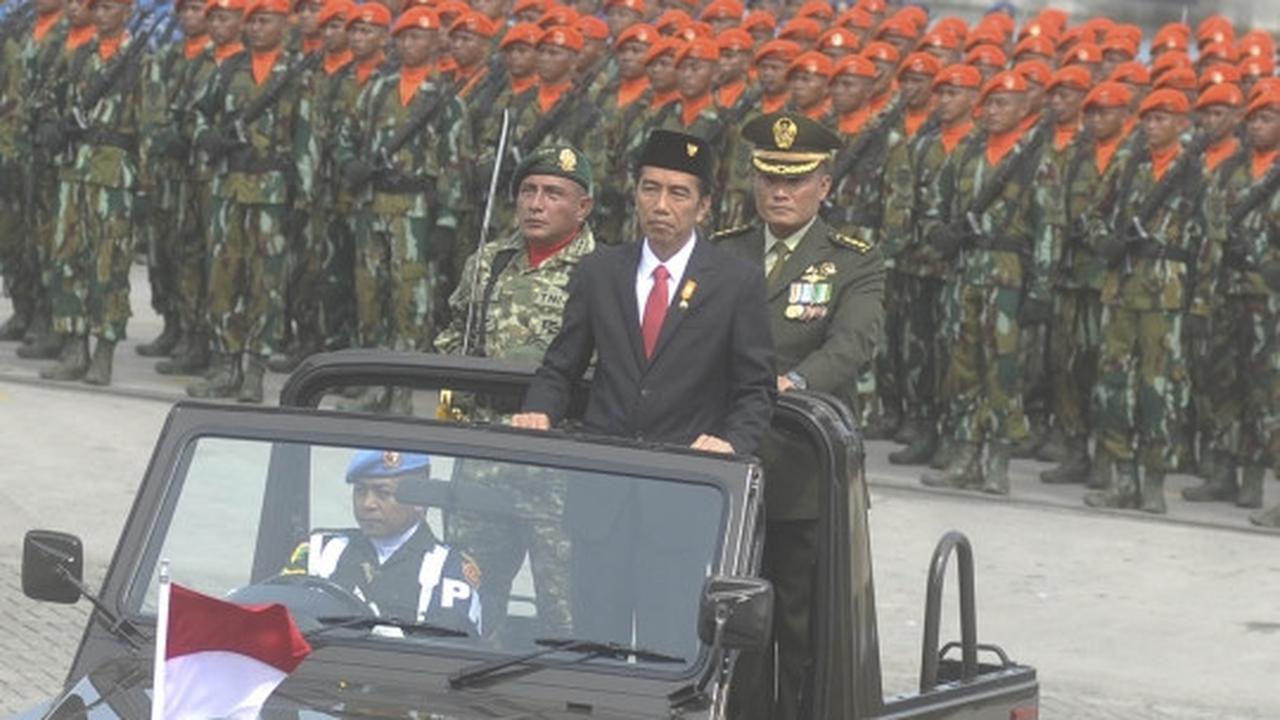 Peringatan HUT TNI, Jokowi kelilingi pasukan naik jip