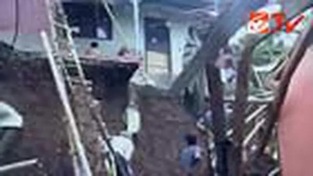 Tiga Rumah Rusak Diterjang Longsor