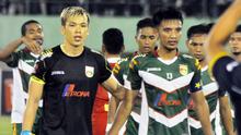 Gerry Mandagi (kiri) yang tampil apik kala laga kontra Persija mendapat sanjungan dari pelatih kiper Mitra Kukar, Joice Sorongan. (Bola.com/Romi Syahputra)