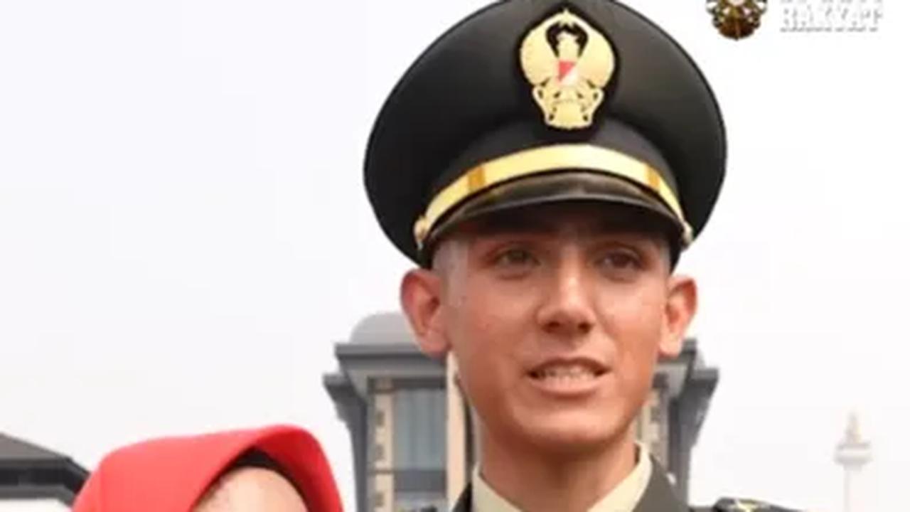 Peluk Mesra Sang Bunda, Letda Inf Enzo Langsung Teriak Usai Lulus Jadi Perwira TNI AD