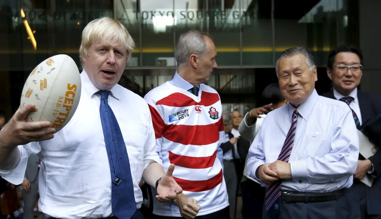 Boris Johnson (kiri), Duta Besar Inggris untuk Jepang Timothy Hitchens (kedua kiri) dan petinggi penyelenggaraan Olimpiade Tokyo 2020, Jepang, Kamis (15/10/2015).  Kehadiran Boris dalam misi kerja sama bidang ekonomi dan budaya. (REUTERS/Issei Kato) 