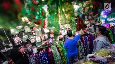 Pengunjung memilih pernak-pernik hiasan natal di kawasan Pasar Asemka, Jakarta, Selasa (12/12). Menjelang perayaan Natal penjualan pernak-pernik untuk menghiasi rumah dan pohon Natal mengalami peningkatan dari hari biasa. (Liputan6.com/Faizal Fanani)