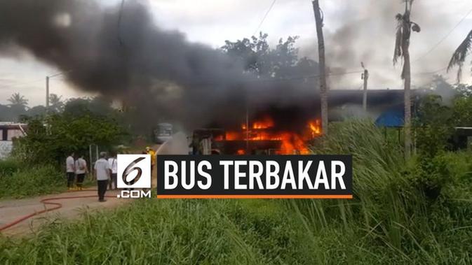 VIDEO: Tutup Tangki Dibuka Mekanik, Bus BBG Ludes Terbakar