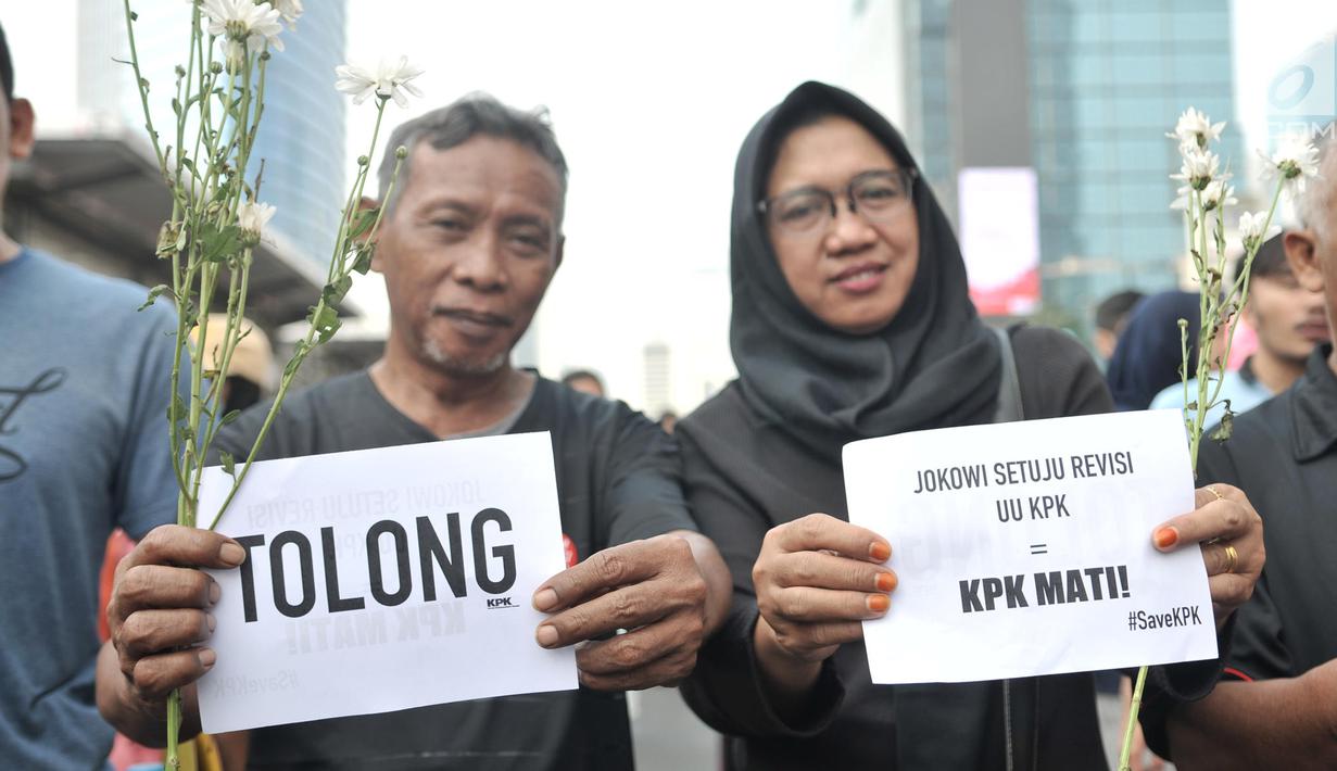 FOTO  Aksi Bagi Bunga  untuk  Selamatkan KPK News Liputan6 com