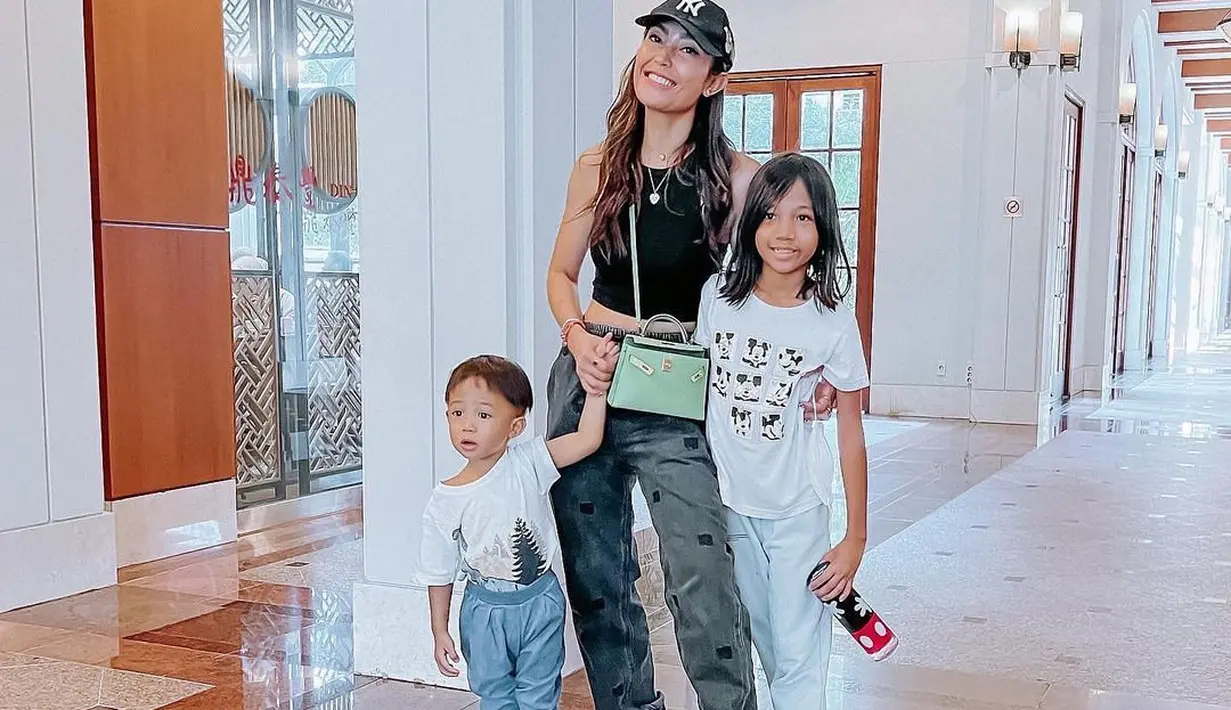 Ayu Dewi memiliki gaya fashion yang bisa jadi panutan dan inspirasi di segala kesempatan. Kerap bergaya casual, ia menyiratkan gaya sporty yang jadi panutan. [Foto: Instagram/ AyuDewi]