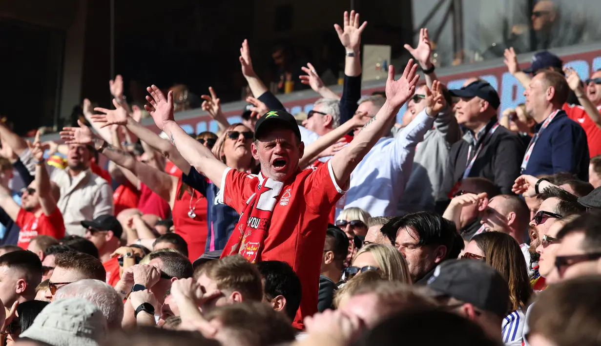 Suporter Nottingham Forest merayakan kemenangan atas Manchester City pada laga pekan ke-28 Premier League 2024/2025 di City Ground, Sabtu (8/3/2025) malam WIB. (AFP/Darren Staples)