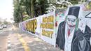 Mural bertulis '#TolakRKUHP dan Dewan Pengkhianat Rakyat' terpampang pada dinding di Jalan Pemuda, Rawamangun, Jakarta, Selasa (1/10/2019). Mural tersebut respons dari seniman Jakarta terhadap RUU KUHP yang dinilai mencederai tatanan demokrasi. (merdeka.com/Iqbal Nugroho)