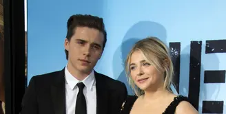 Salah satu pasangan muda di Hollywood yang kerap disorot oleh awak media da selalu ditunggu-tunggu oleh penggemar yakni Chloe Moretz dan Brooklyn Beckham. (AFP/Bintang.com)