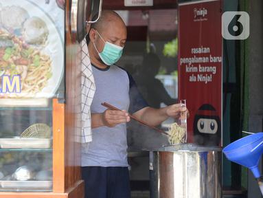 Megah Putra Perkasa membuat mie ayam  di Indonesia di Kios Granada  Koncana Loka, BSD City, Tangerang Selatan, Banten, Rabu (12/8/2020). (merdeka.com/Dwi Narwoko)