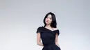 Song Hye Kyo kenakan A-line midi dress dengan aksen sabrina yang simple. [@kyo1122]