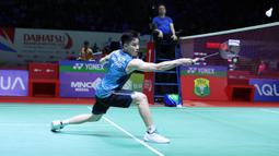 Tunggal putra Thailand, Kantaphon Wangcharoen berusaha menempatkan bola di depan net saat menghadapi tunggal putra Indonesia, Anthony Sinisuka Ginting pada laga babak 32 besar Indonesia Masters 2024 di Istora Senayan, Jakarta, Rabu (24/1/2024). Kantaphon Wangcharoen kalah straight game 13-21, 15-21. (Bola.com/M Iqbal Ichsan)