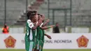 Pemain PS TNI memberikan hormat usai Irfandy Zein Alzubeidy mencetak gol ke gawang Mitra Kukar pada laga Torabika Soccer Championship 2016 presented by IM3 Ooredoo di Stadion Siliwangi, Bandung, Sabtu (14/5/2016). (Bola.com/Nicklas Hanoatubun)