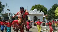 Masyarakat pengunjung hingga abdi dalem Keraton Kasepuhan Cirebon menari bersama di halaman keraton sebagai semangat pelestarian seni tari daerah. Foto (Liputan6.com / Panji Prayitno)