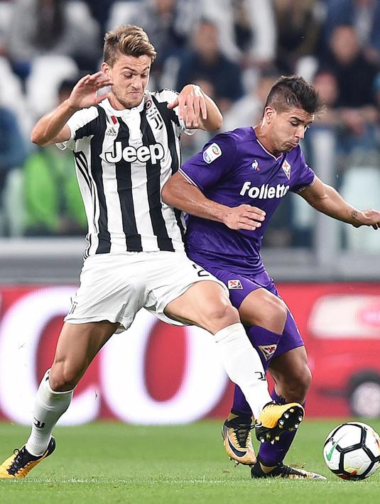 Aksi pemain Juventus, Daniele Rugani (kiri) berebut bola dengan pemain Fiorentina, Giovanni Simeone pada lanjutan Serie A di Allianz Stadium, Turin, (20/9/2017). Juventus menang 1-0. (Alessandro Di Marco/ANSA via AP)