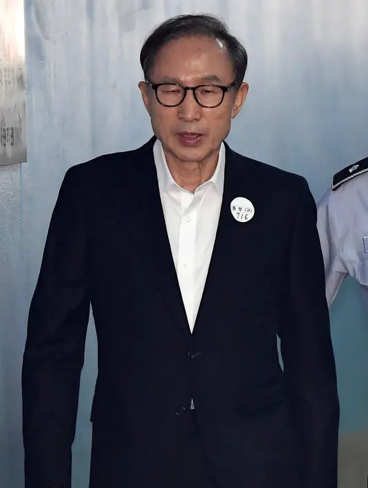 Mantan presiden Korea Selatan Lee Myung-bak saat tiba untuk menghadiri persidangan di pengadilan di Seoul (6/9). Lee, yang menjabat sebagai presiden lima tahun dari awal 2008, ditangkap pada akhir Maret. (AFP Photo/Jung Yeon-je)
