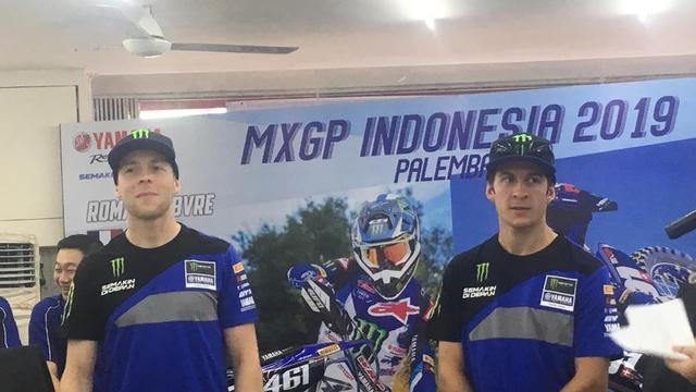Crosser Yamaha Romain Febvre dan Jeremy Seewer pada konferensi pers mengincar MXGP Palembang 2019 di Sentral Yamaha Palembang, Jumat (5/7/2019). (Liputan6.com/Harley Ikhsan)