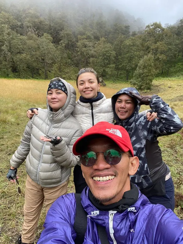 6 Potret Angela Gilsha Mendaki ke Puncak Gunung Arjuno, Bangga Banget