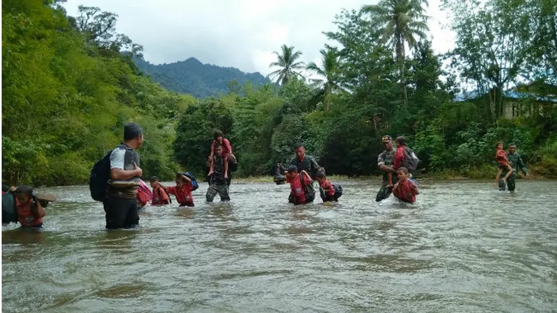 Murid SD di Perbatasan RI-Malaysia Berjuang Lawan Arus Deras Sungai