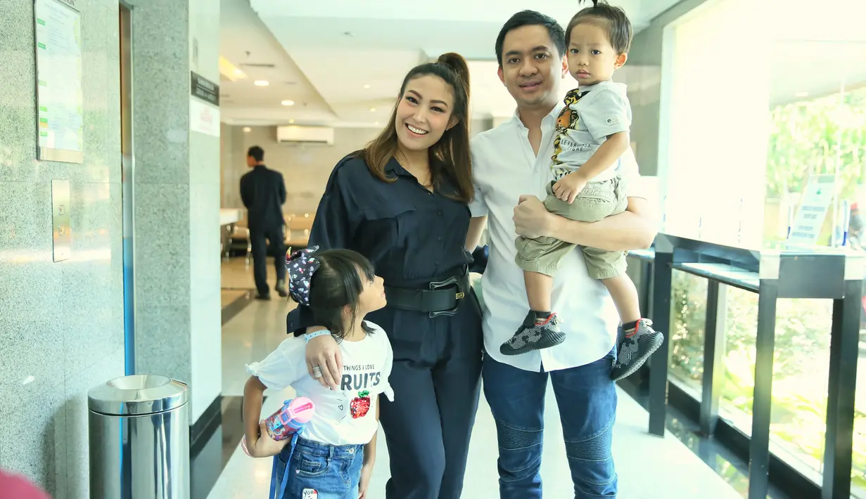 Ayu Dewi preskon lahiran anak ketiga. (Adrian Putra/Fimela.com)