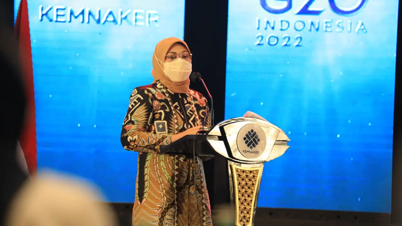 Menaker Ida Fauziyah saat memberikan arahan dalam Rapat Koordinasi Pelaksanaan Dana Dekonsentrasi tahun 2022 di Jakarta, Selasa (15/3/2022).