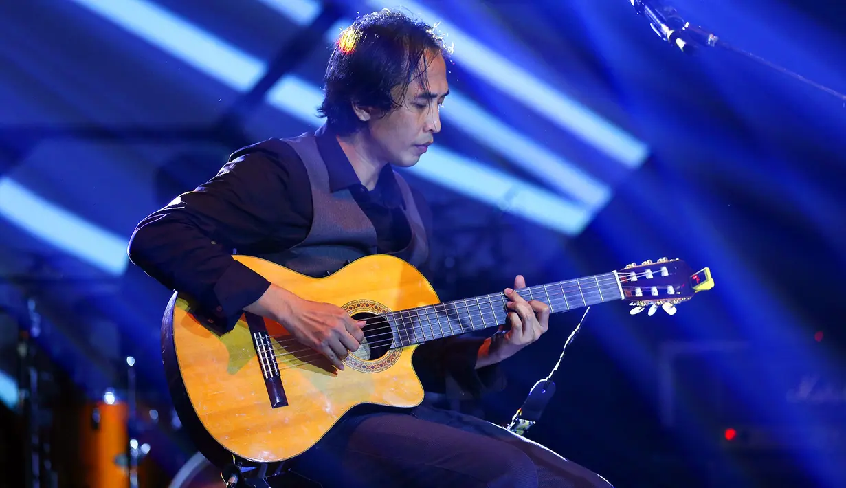 "Saya berharap album ini jadi jembatan ke generasi sekarang. Soundnya beda, ada pembaharuan sound dan aransemen. Jadi pas dengar lagu-lagunya merasa ini lagu baru, tapi ternyata lagu PADI dulu," jelas gitaris PADI ini. (Dezmond Manullang/Bintang.com)