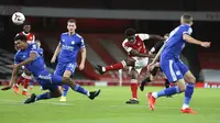 Gelandang Arsenal, Bukayo Saka melakukan tembakan dari kawalan pemain Leicester City pada pertandingan lanjutan Liga Inggris di Stadion Emirates di London, Inggris, Minggu (25/10/2020). Leicester City menang 1-0 atas Arsenal. (AP Photo/Ian Walton,Pool)