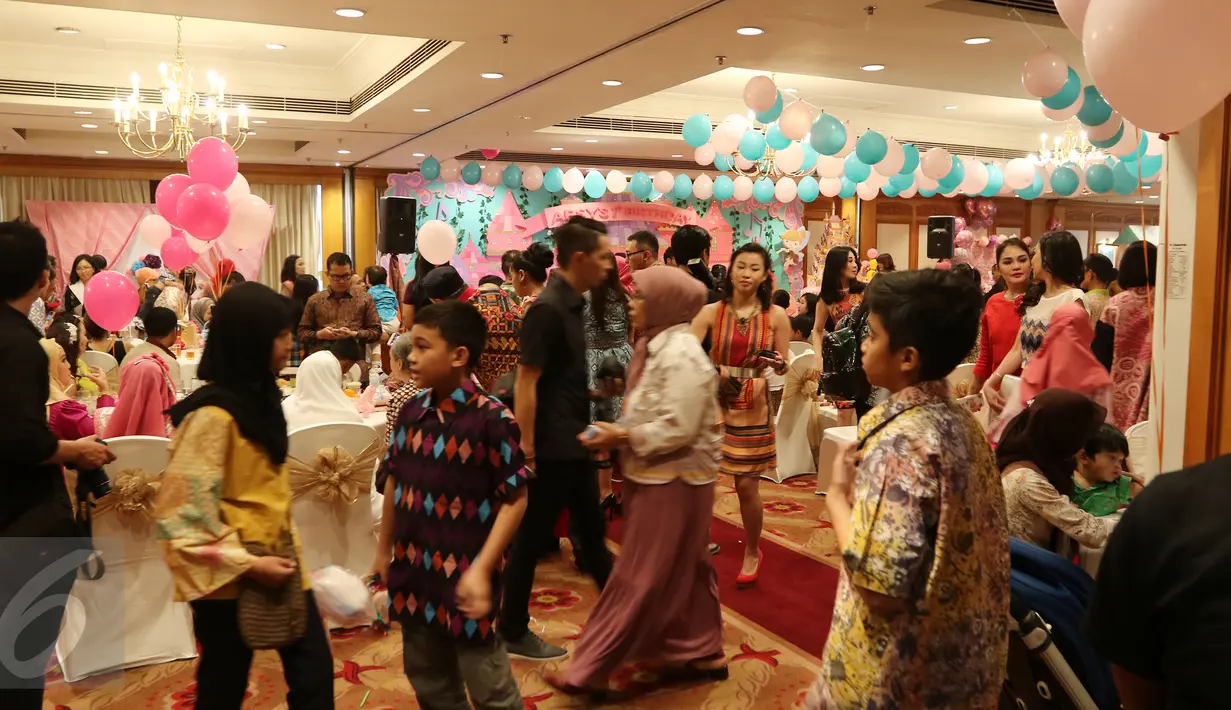 Suasana pesta ulang tahun Arsy Addara Musicia Nurhermansyah yang ke 1 di Mercantile Athletic Club WTC 1, Jakarta, Kamis (17/12/2015). Pesta bernuansa kerajaan tersebut berlangsung mewah dan meriah (Liputan6.com/Herman Zakharia)