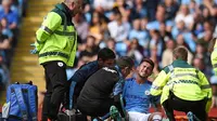 Bek Manchester City, Aymeric Laporte, mengalami cedera lutut saat tampil pada laga kontra Brighton and Hove Albion di Stadion Etihad, 31 Agustus lalu. (AFP/Oli Scarff)